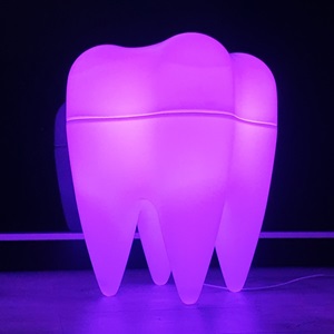 Zahntisch pink beleuchtet