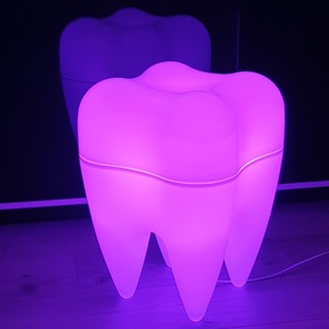 Pinker Zahn Leuchtzahn